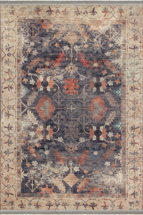 Alfombra 'Alba' con patrón floral y geométrico en tonos de gris ahumado y beige suave, con detalles en rojo óxido y terracota. El diseño muestra un efecto desgastado que aporta un encanto rústico y atemporal.