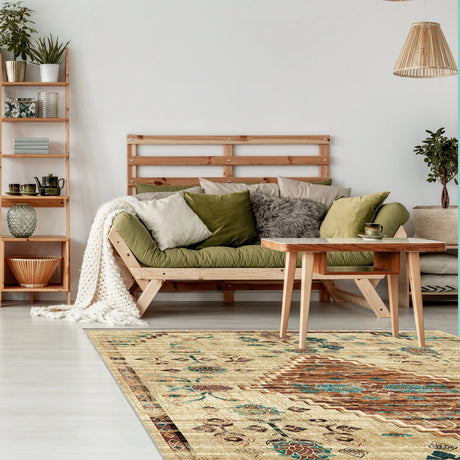 Alfombra 'Alba' en una sala moderna, destacando su patrón floral y geométrico en gris ahumado y beige, con detalles en rojo óxido y terracota. El diseño añade un toque cálido y acogedor al espacio.