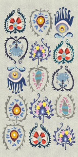 Alfombra 'Eclipse' sobre fondo blanco, destacando su diseño ornamental e intrincado que captura la atención y añade un toque mágico a cualquier habitación. Perfecta para embellecer el salón, dormitorio o cualquier rincón que necesite un poco de encanto. Lavable en lavadora, base antideslizante, sin pelusas e hipoalergénica.