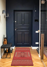 Alfombra 'Jardín Oriental' situada en la entrada de un hogar, ofreciendo una cálida bienvenida con su diseño llamativo y colores cálidos. Esta ubicación demuestra cómo la alfombra puede mejorar la primera impresión de cualquier espacio.