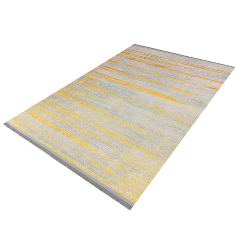 Alfombra 'Luxora' sobre un fondo blanco, resaltando su elegante diseño en tonos dorados y grises que añade un toque de sofisticación y lujo a cualquier decoración.