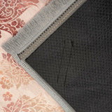 Vista completa del frente y reverso de la alfombra vintage 'Rose', resaltando el intrincado diseño floral y geométrico en tonos crema, rosas y rojos. Incluye una base antideslizante y es lavable en lavadora.