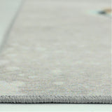 Esquina de la alfombrilla 'Buddy', mostrando los detalles del patrón abstracto y los colores vivos de la impresión de la cara de un perro. El diseño contemporáneo captura la alegría y vivacidad del mejor amigo del hombre. Lavable en lavadora, con base antideslizante y sin pelusa