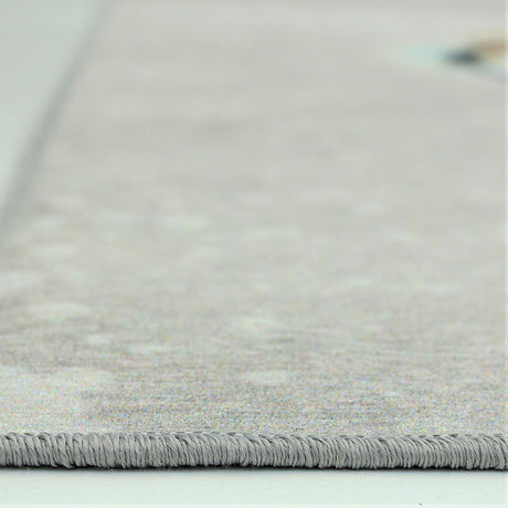 Esquina de la alfombrilla 'Buddy', mostrando los detalles del patrón abstracto y los colores vivos de la impresión de la cara de un perro. El diseño contemporáneo captura la alegría y vivacidad del mejor amigo del hombre. Lavable en lavadora, con base antideslizante y sin pelusa