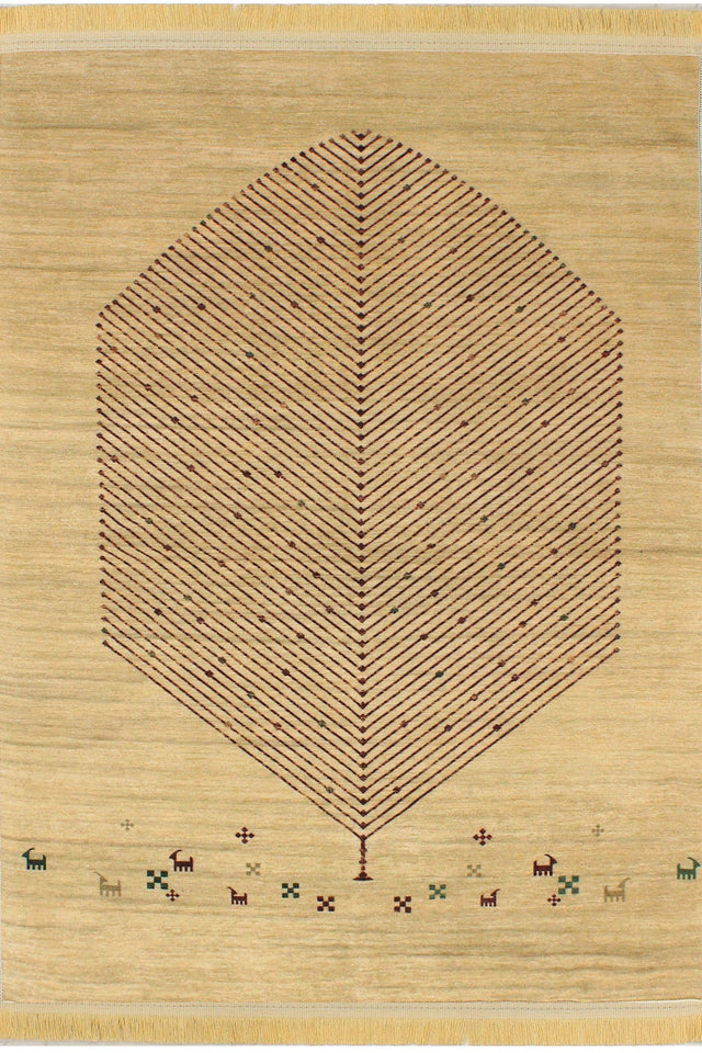 Alfombra oriental 'Cedar' sobre un fondo blanco, mostrando su diseño único con un árbol impresionante en el centro y un patrón decorativo que simboliza tradición y cultura. Los tonos terrosos y los detalles contrastantes resaltan su elegancia y sofisticación. Lavable en lavadora, base antideslizante, sin pelusas e hipoalergénica.