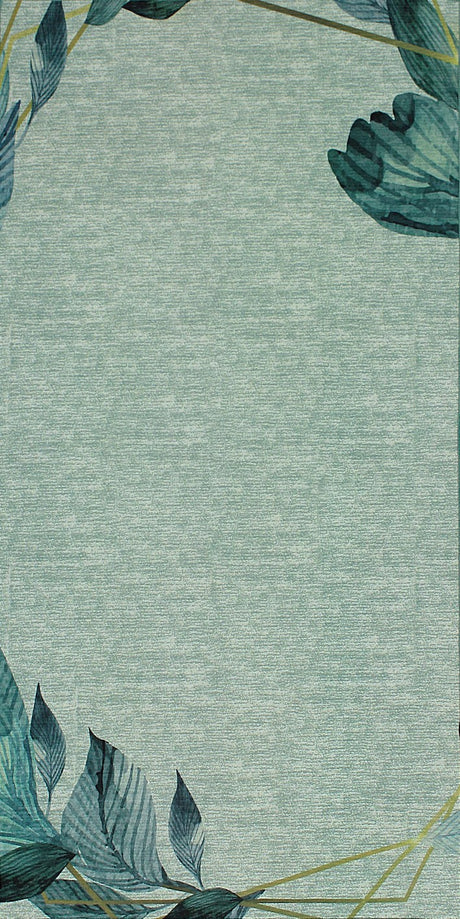 Alfombra 'Emerald' sobre un fondo blanco, destacando su patrón de hojas verdes y líneas geométricas doradas que evocan la naturaleza y la modernidad. Perfecta para añadir un toque de lujo y chic botánico a cualquier decoración, esta alfombra es ideal para transformar cualquier ambiente. Lavable en lavadora, base antideslizante, sin pelusas e hipoalergénica.