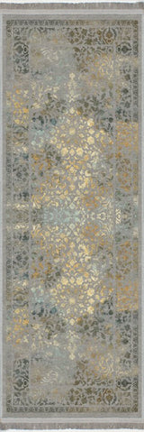 Alfombra 'Glimmer' sobre fondo blanco, resaltando su diseño elegante en tonos suaves y dorados con un patrón detallado que combina la tradición artesanal con el estilo contemporáneo. Ideal para añadir un ambiente cálido y con clase a cualquier decoración, prometiendo ser una adición duradera y memorable. Lavable en lavadora, base antideslizante, sin pelusas e hipoalergénica.