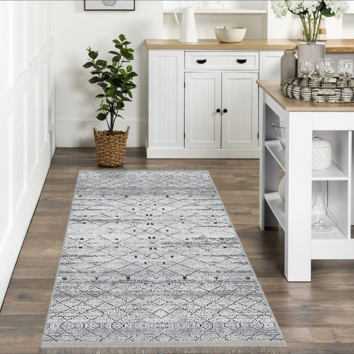 Alfombra 'Grace' en una cocina, aportando elegancia y funcionalidad. Su diseño sofisticado complementa el espacio, haciendo de la cocina un lugar más acogedor y estiloso. Lavable en lavadora, con base antideslizante.