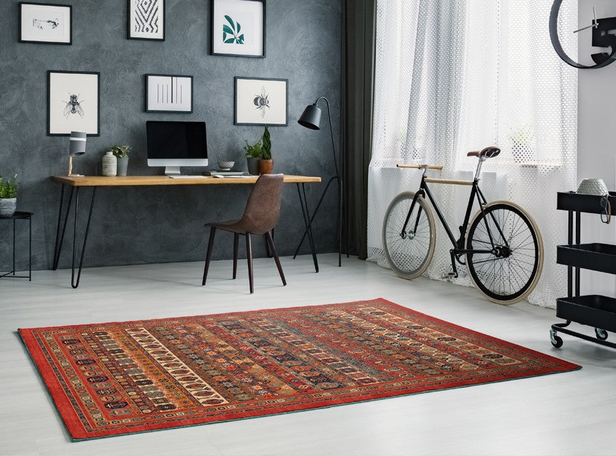 Alfombra 'Heritage' en una sala de estar moderna y luminosa, donde sus colores vivos y patrones tradicionales se convierten en el centro de atención, añadiendo un toque histórico y acogedor al ambiente.