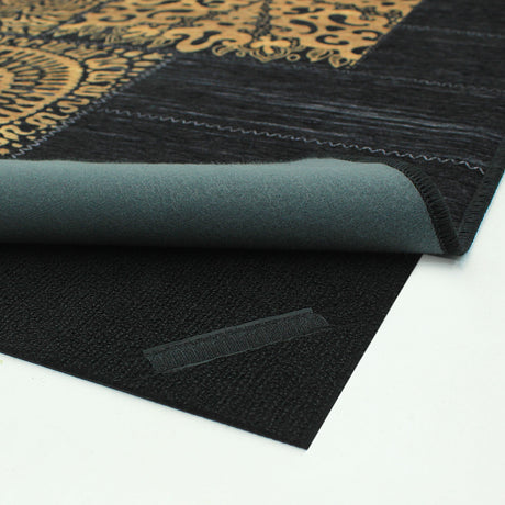 Vista completa del frente y reverso de la alfombra 'Mosaic', resaltando el diseño detallado y la base antideslizante. La alfombra combina lujo y facilidad de mantenimiento, siendo lavable en lavadora.