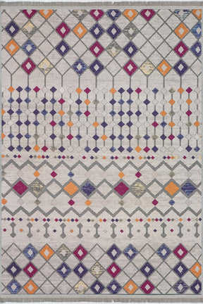 Alfombra 'Nadia' sobre un fondo blanco, destacando su patrón simétrico en tonos púrpura, naranja, gris y blanco. Perfecta para añadir un toque moderno a cualquier habitación, esta alfombra es lavable en lavadora para un mantenimiento sencillo.