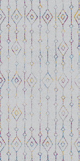 Alfombra 'Nora' sobre un fondo blanco, destacando su mezcla de colores vivos como azul, amarillo, rojo y púrpura en un patrón simétrico. Esta pieza aporta elegancia y calidez a cualquier habitación y es lavable en lavadora para un cuidado práctico.