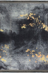 Alfombra 'Prestige' sobre un fondo blanco, destacando su diseño abstracto en tonos grises con toques dorados que simulan un cielo estrellado. Añade un toque de lujo y elegancia a cualquier espacio, y es lavable en lavadora para mayor comodidad.