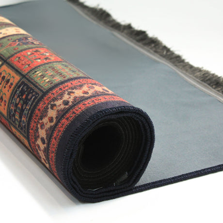 Alfombra 'Primavera' enrollada, mostrando su diseño persa detallado y colores vibrantes. Aporta un toque de lujo y tradición a tu hogar, y es lavable en lavadora para mantener su belleza con facilidad.