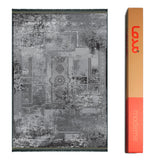 Alfombra vintage 'Viola' sobre un fondo blanco con el embalaje visible en el lado opuesto, mostrando su diseño detallado y tonos sofisticados.